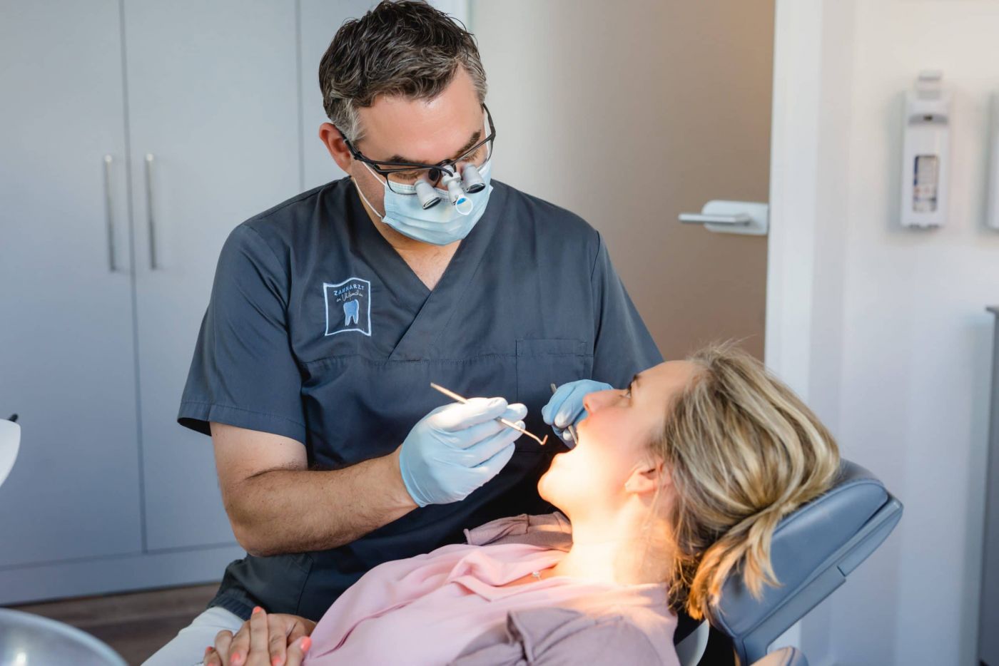 Behandlung an Partientin durch Zahnarzt Dennis Eigher
